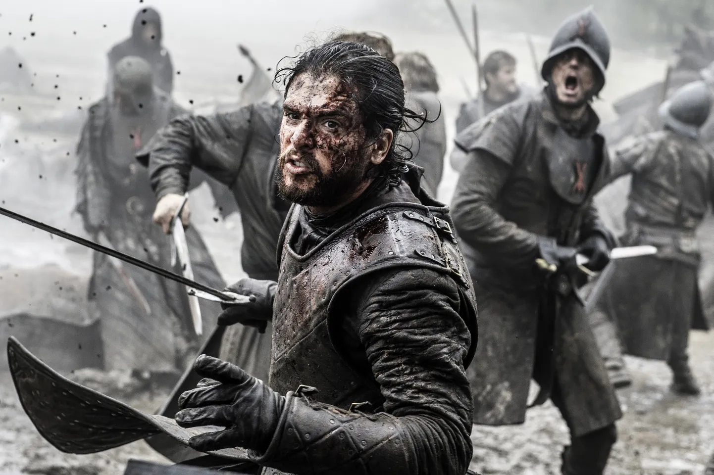 Kaader seriaalist «Troonide mäng». Keskel Kit Harington Jon Snowna