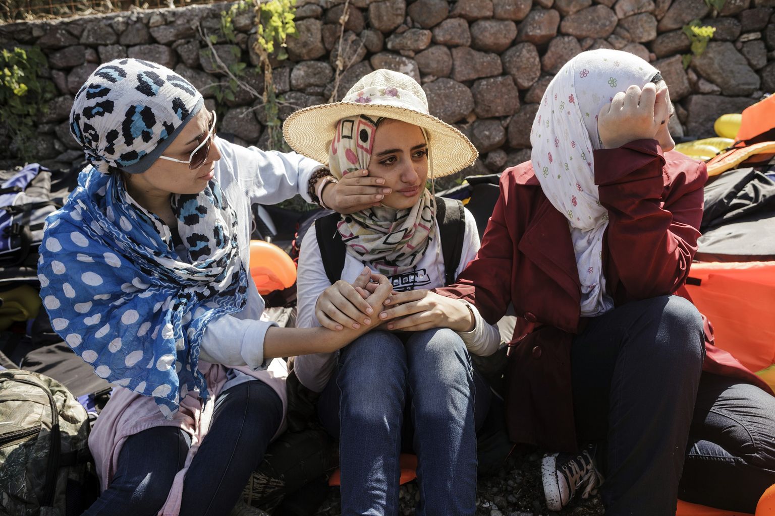 Süüria naised nutmas kergendusest, kui on randunud Lesbose saarele
