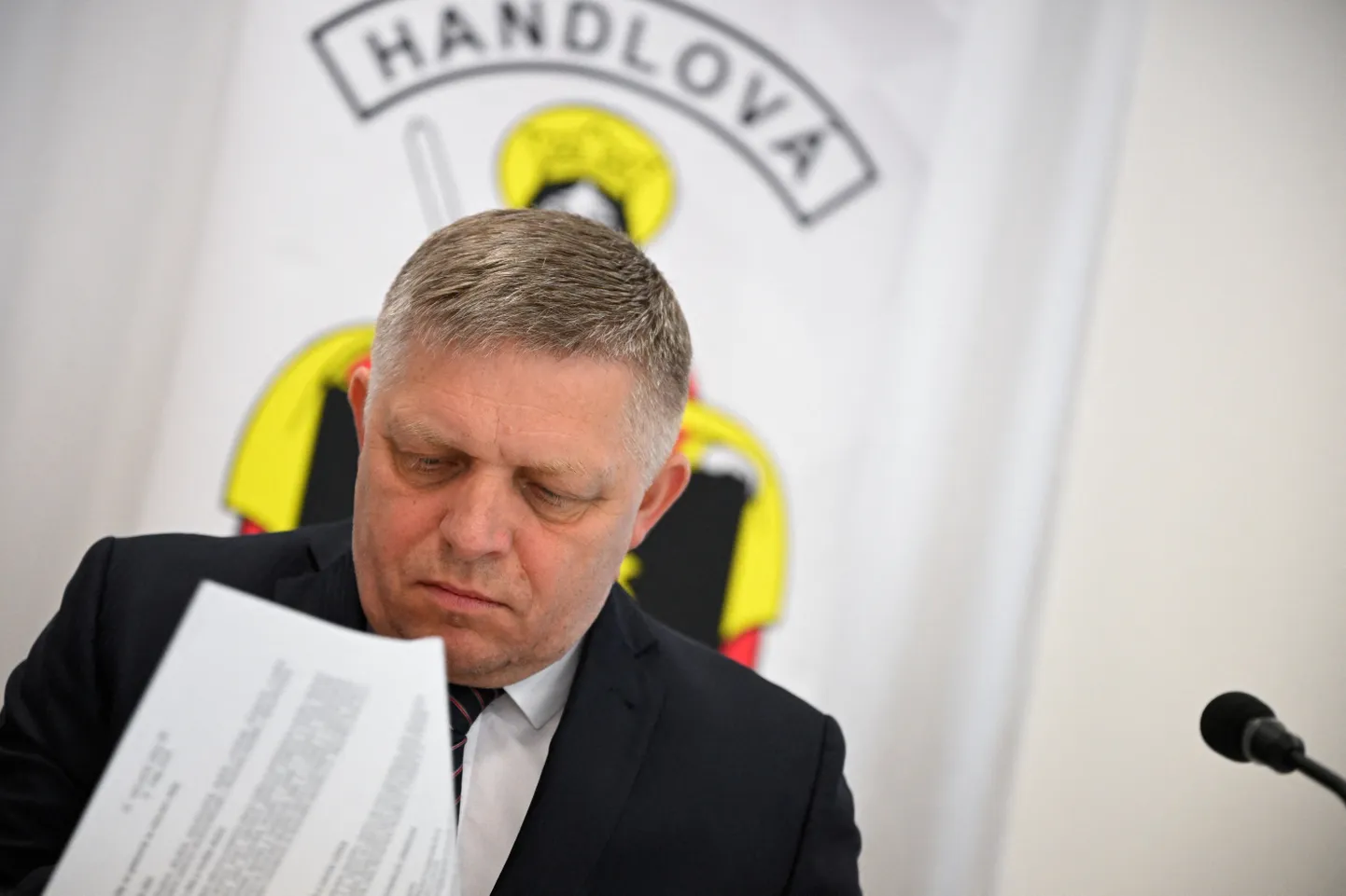 Slovakkia peaminister Robert Fico  enne seda kuii teda tulistati valitsusistungil Handlovás 15. mail 2024. aastal.
