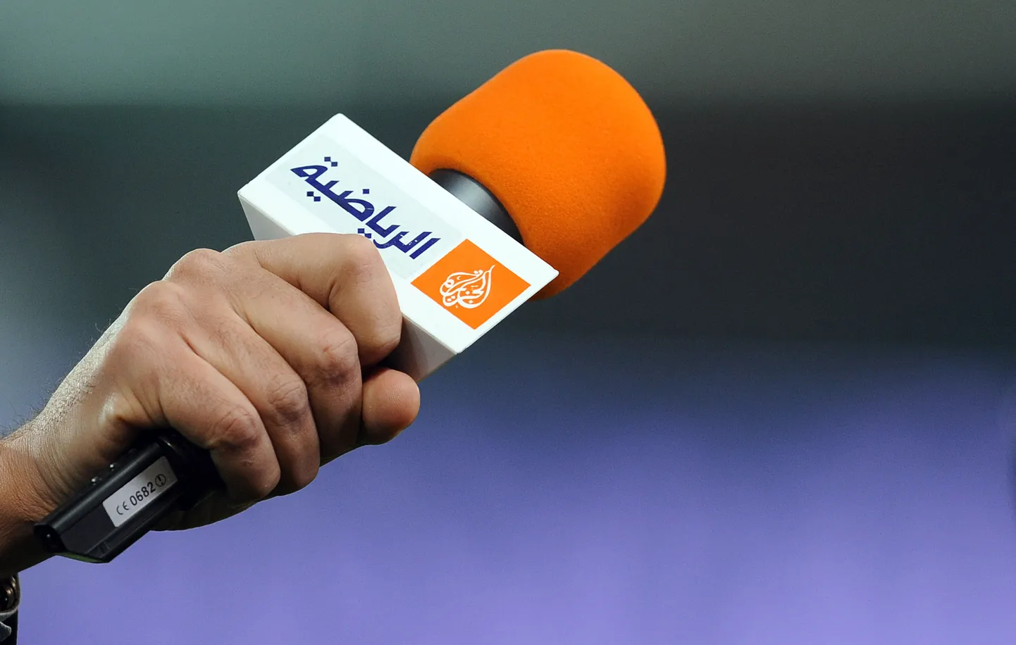 Telekanali Al-Jazeera logoga mikrofon.