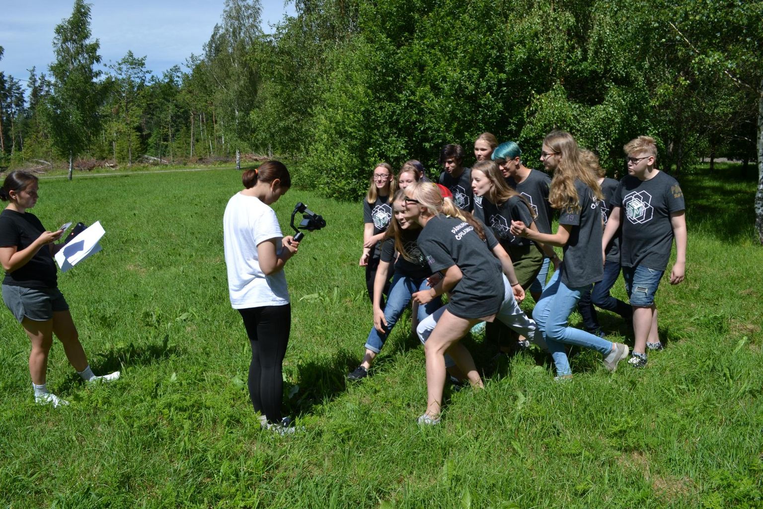 Pärnumaa õpilasmaleva muusikarühm salvestas videolindile kunagisi poppe malevalaule.