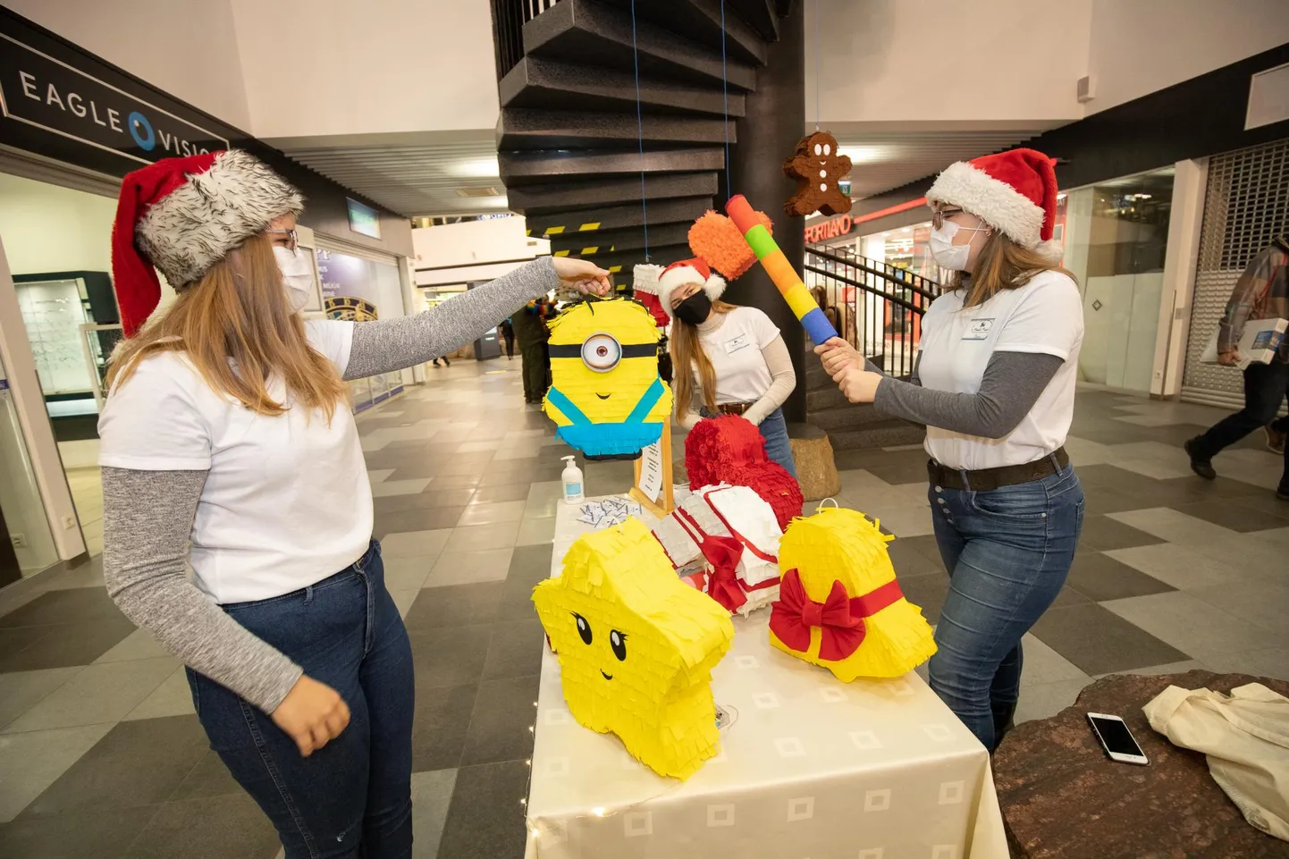 Õpilasfirma Pinata Pauk eestvedajad Õnne-Elisa­beth Maripuu (paremal), Õnnela Carolin Maripuu (vasakul) ja Melani Arusalu (keskel) loodavad kolmel päeval ära müüa kõik oma kaheksa piñata’t.