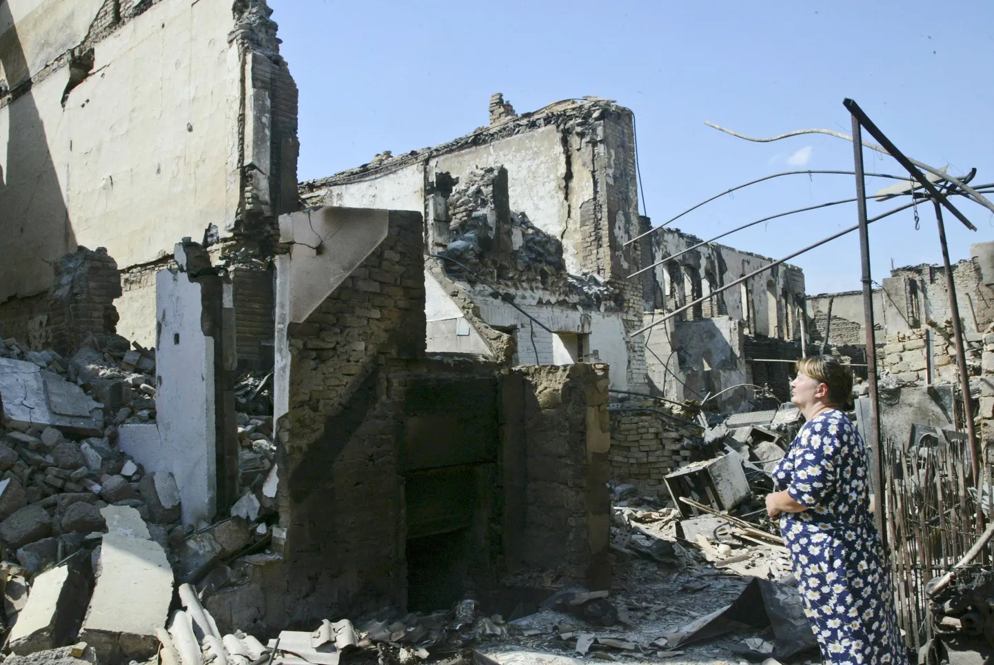 Lõuna-Osseetia naine oma maja ees purukspommitatud Tshinvalis, kus käisid ägedad lahingud separatiste toetavate Vene üksuste ja Gruusia vägede vahel.