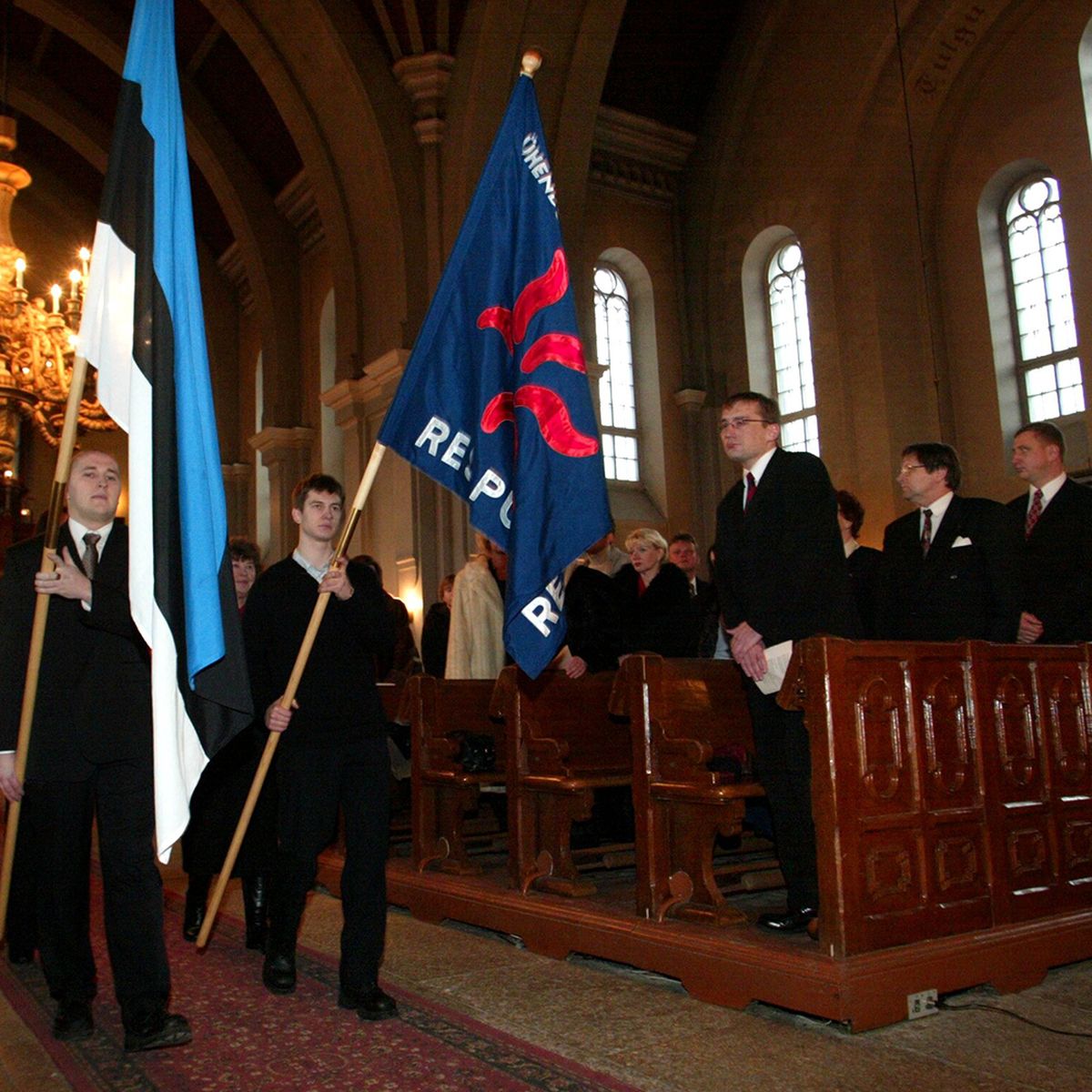 2003. aasta jaanuaris läks kogu Res Publica juhatus Tallinnas Kaarli kirikusse, kus piiskop Einar Soone neid ja nende valimisvõitlust õnnistas. Esireas nurga peal seisab peaministrikandidaat Juhan Parts.