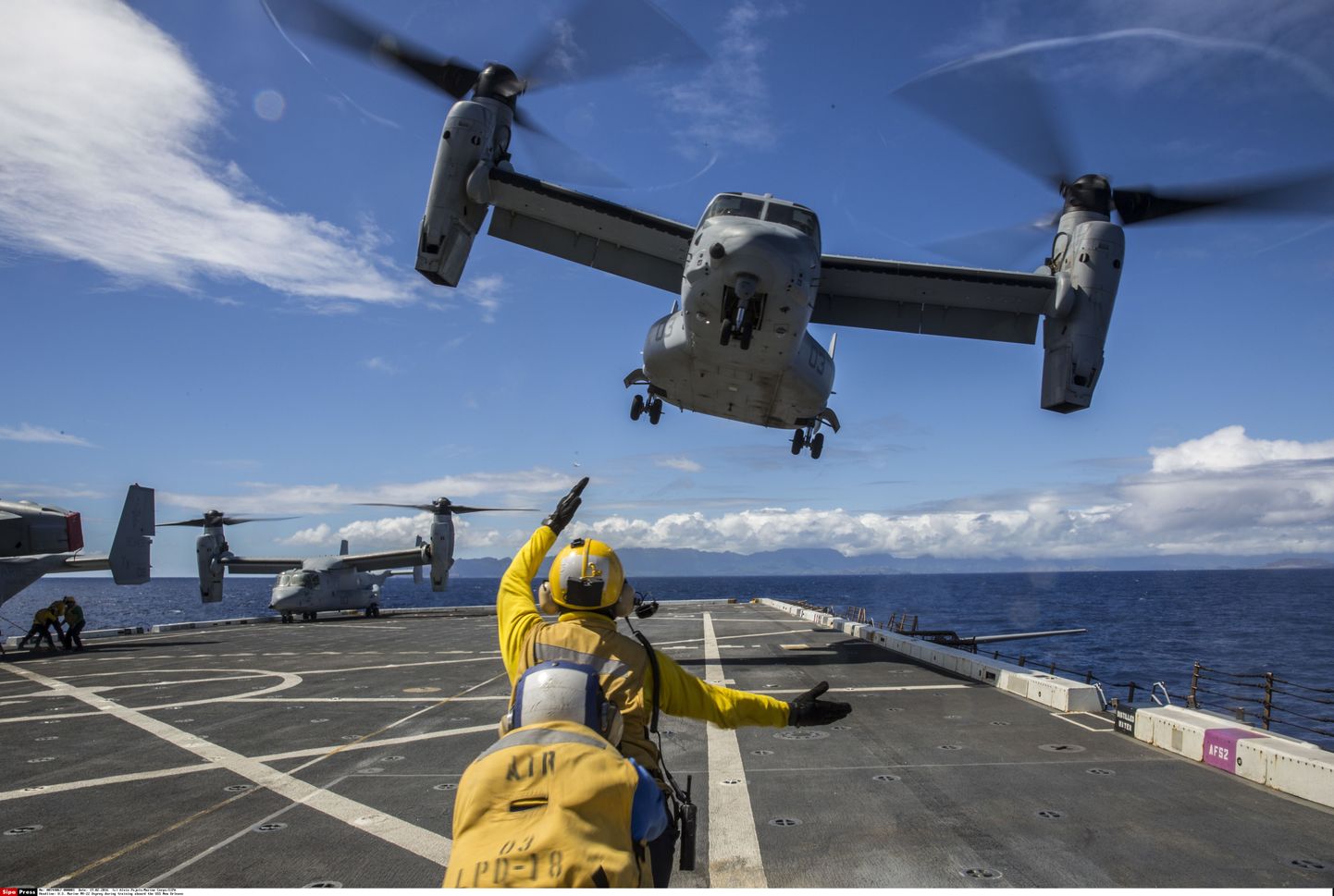 MV-22 Osprey õhku tõusmas.