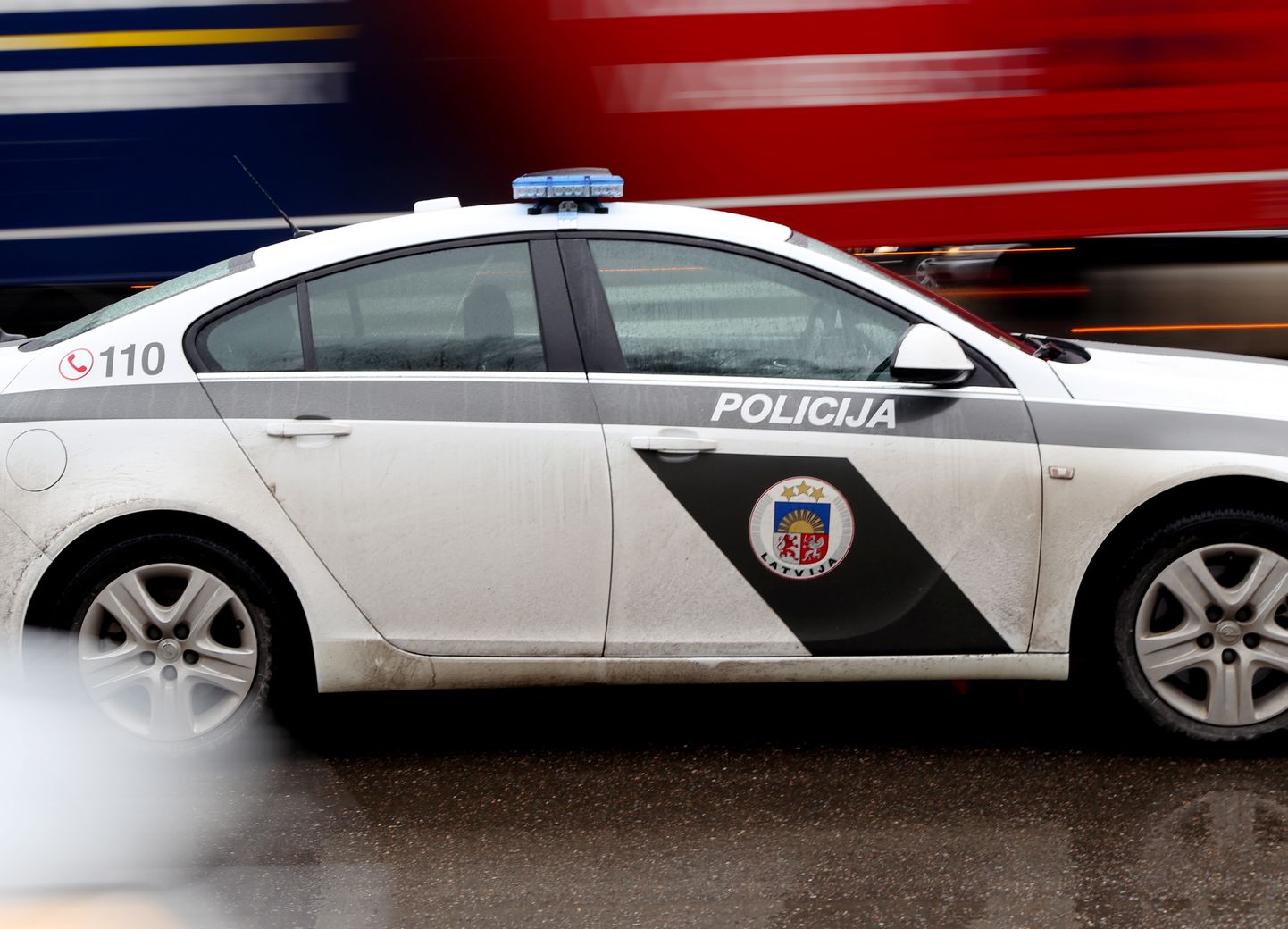 Valsts policijas automašīna profilaktiskā reida laikā Ulmaņa gatvē, lai konstatētu transportlīdzekļu vadītājus, kuri spēkratu vada alkohola, narkotisko vai citu apreibinošo vielu ietekmē.