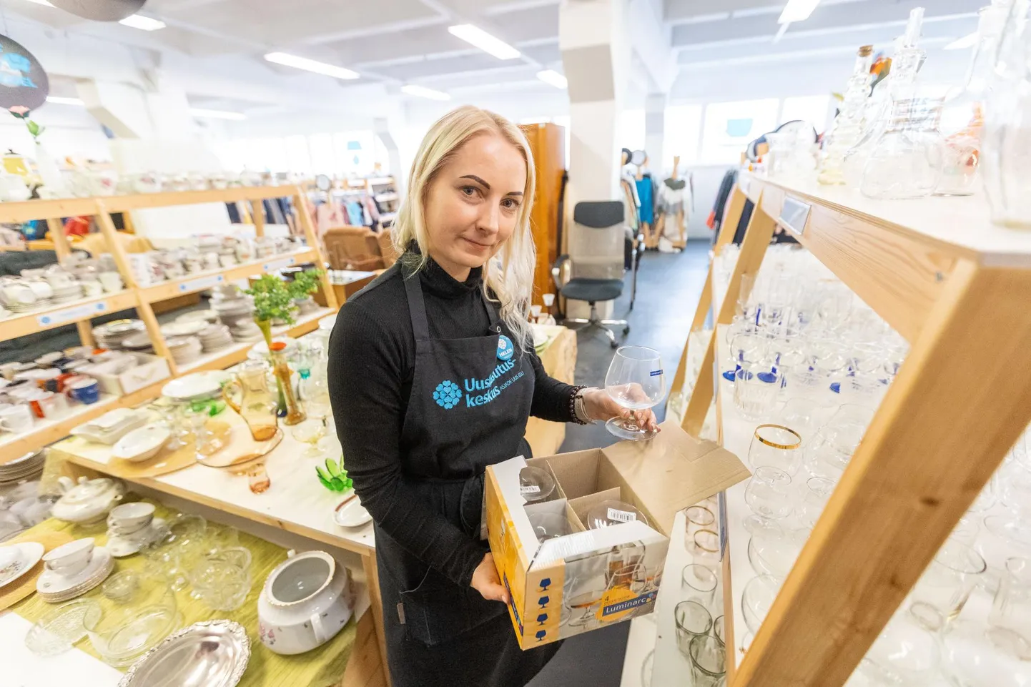 Paide uuskasutuskeskuse juhataja Helen Hütti teab hästi, millised lauanõud on väga hinnas. «Nõukaaegsed punased valgetäpilised lauanõud leiavad ostja väga kiiresti. Neid käiakse meilt otsimas üle Eesti,» ütles­ ta.