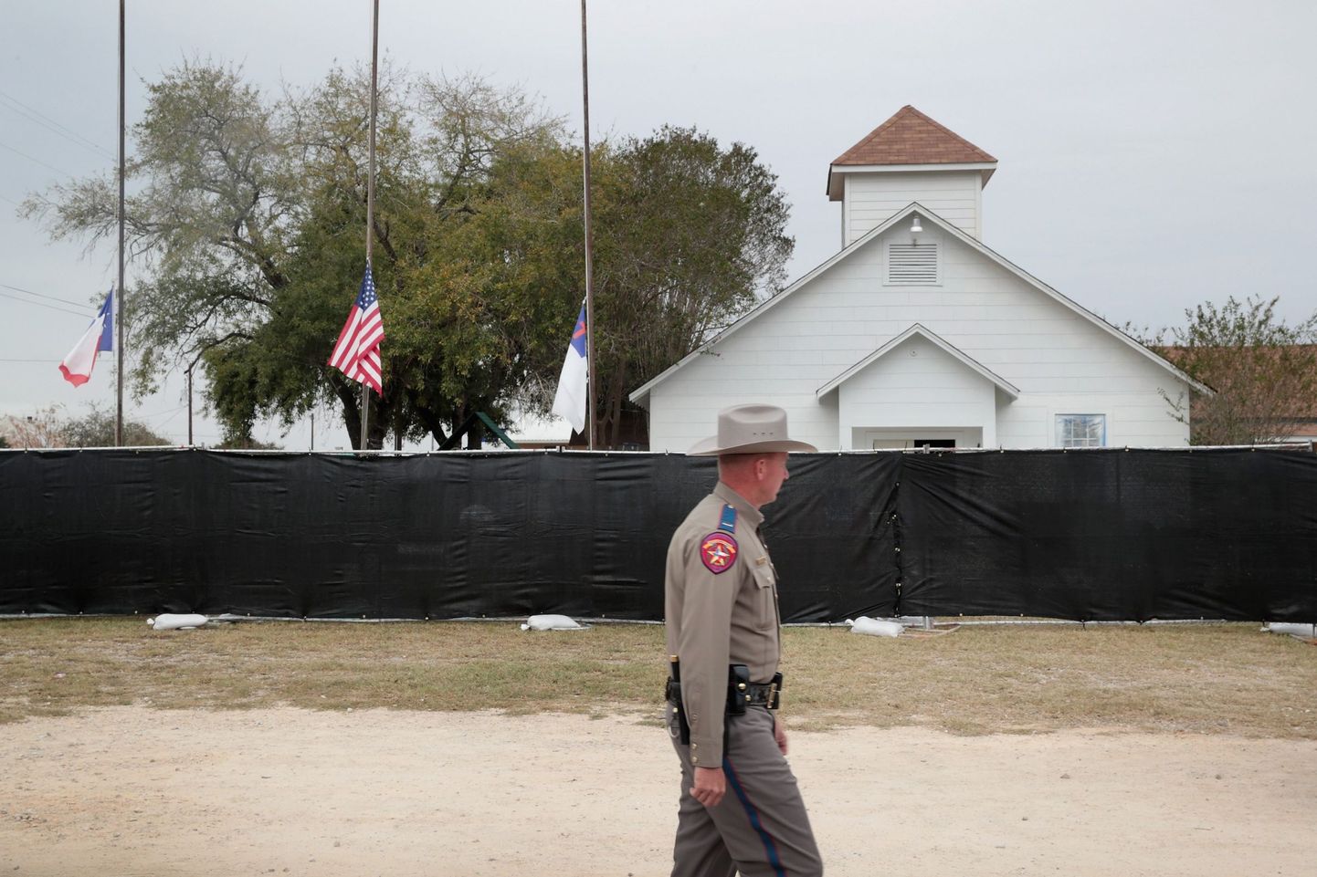 Politsei peab valvet Texase kiriku juures.