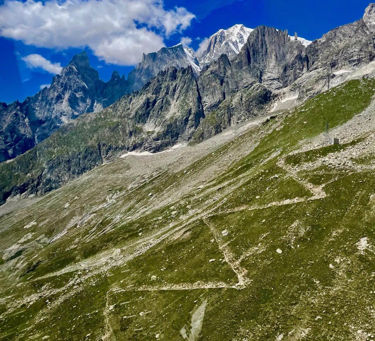 Mont Blanc tundub siinsamas, tegelikult on temani veel kilomeetreid.