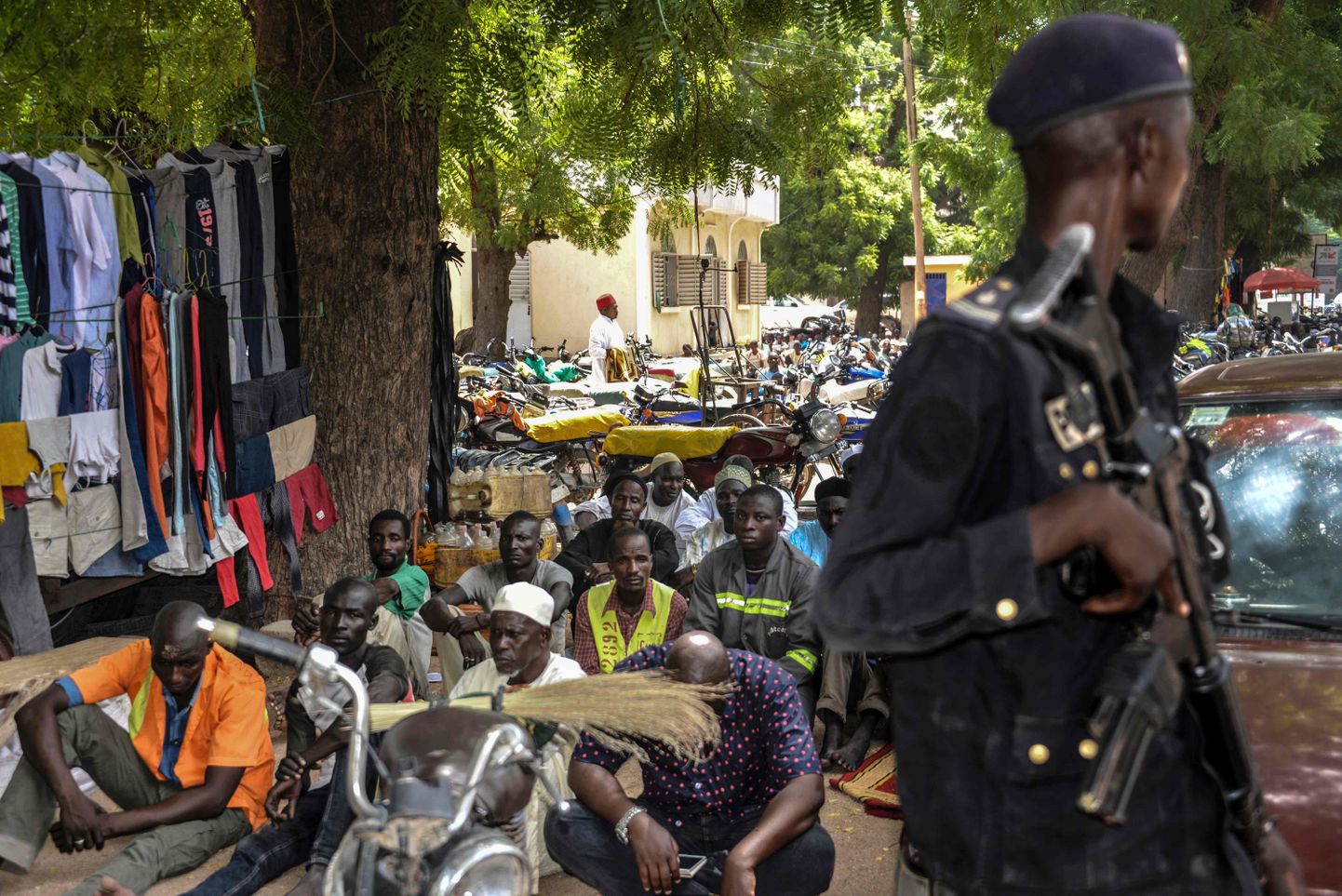 Kameruni politsei Marouas pühapäevapalvusel korda valvamas.