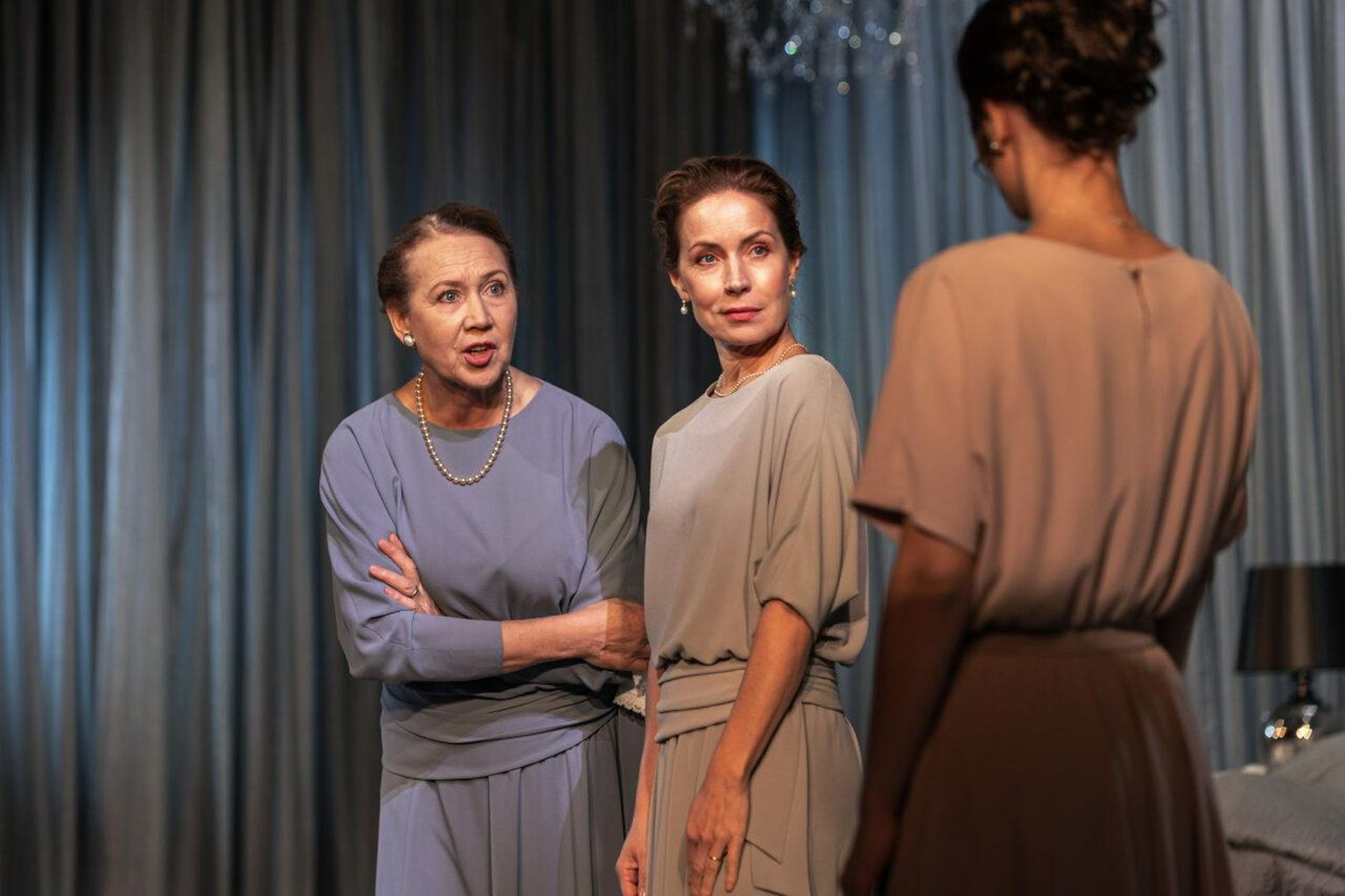 Edward Albee näidendi «Kolm pikka naist» lavastus Vanemuise teatris. Külliki Saldre, Piret Laurimaa ja Linda Porkanen.