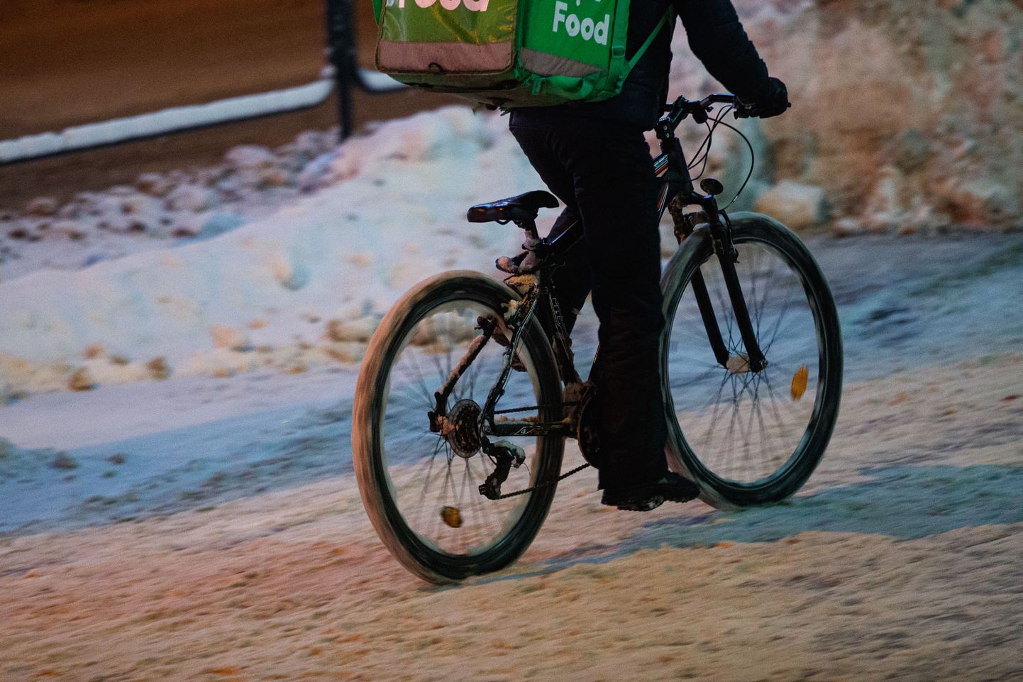 Курьер Bolt Food доставляет заказ клиенту на велосипеде (иллюстративное фото).