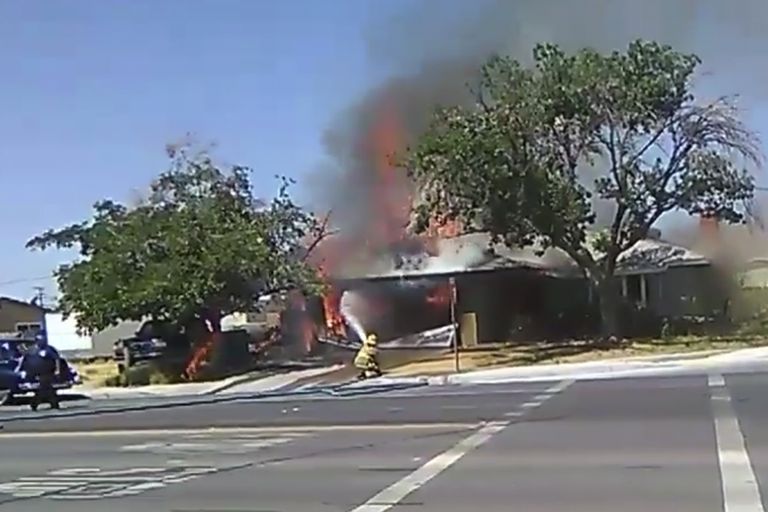 Ridgecrestis pärast maavärinat läks maja põlema. Tuletõrjujad üritavat põlengut kontrolli alla saada. 