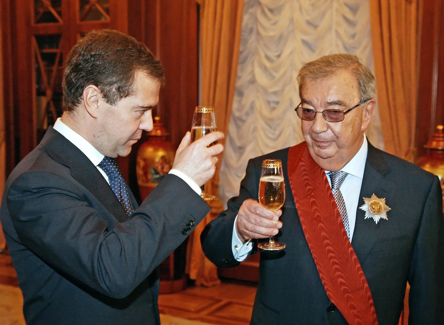 Jevgeni Primakov (paremal) koos president Dmitri Medvedeviga oktoobris 2009.