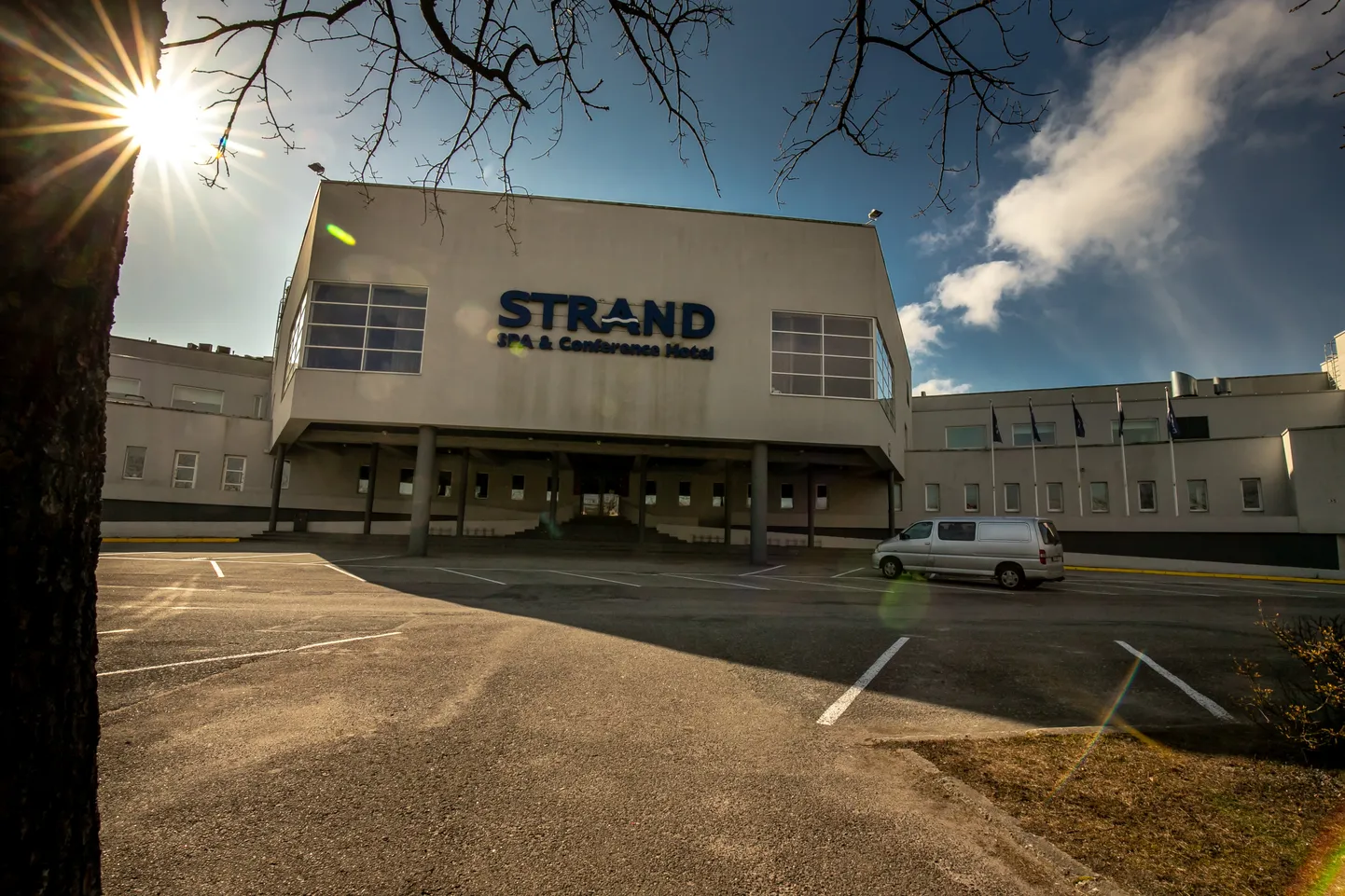 Strand Spa ja Konverentsihotell. Tühi parkla.