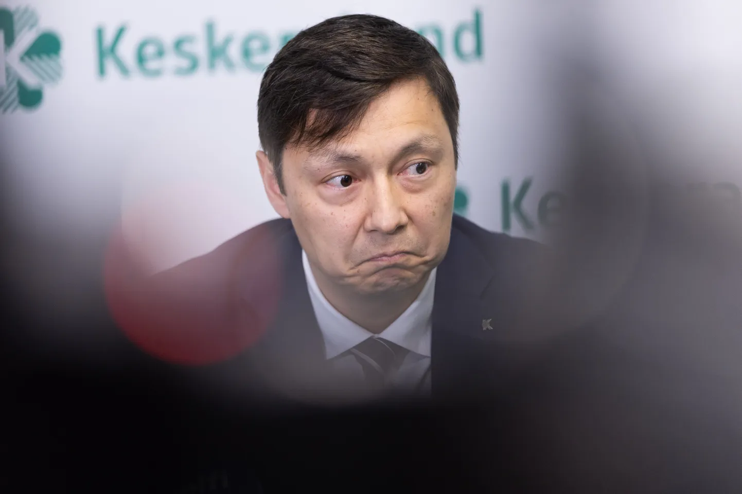 Keskerakonna esimees Mihhail Kõlvart veeburaris toimunud pressikonverentsil, kus kommenteeris riigikohtu otsust Porto Franco asjus.