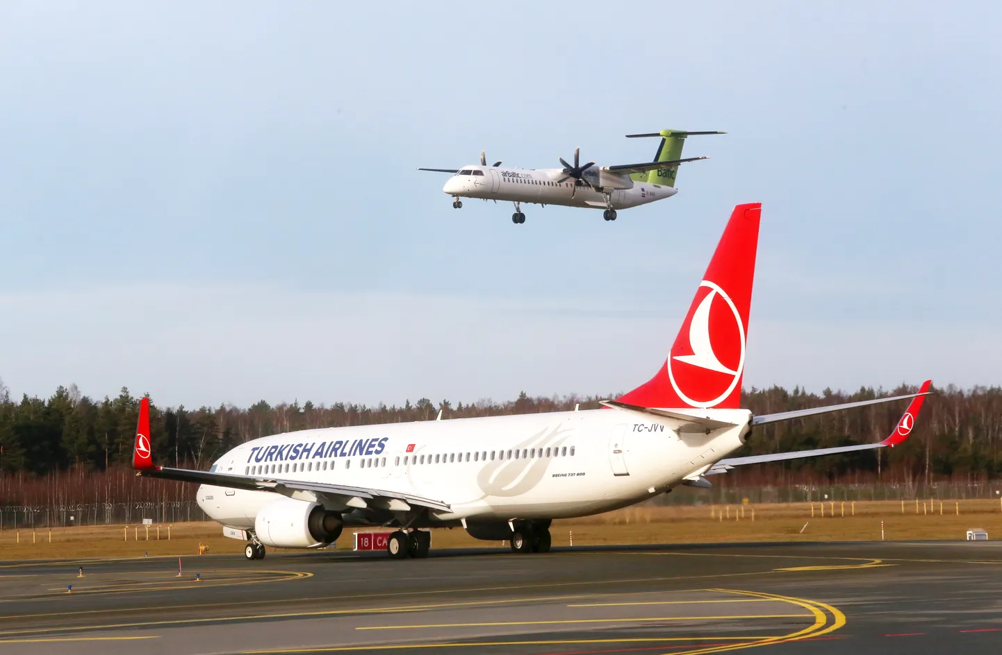 Самолеты Turkish Airlines и airBaltic