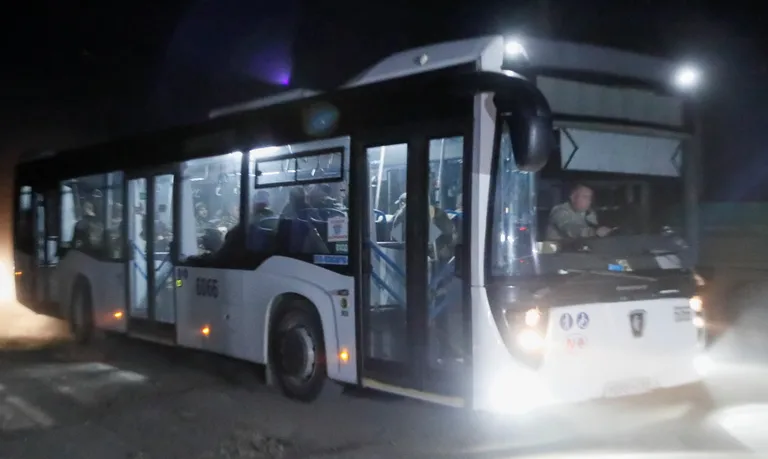 Украинских военных вывозят с "Азовстали" на автобусах