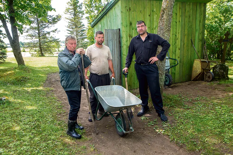 AITAVAD INIMESI: Elari Kovaljovi, Mati Nuudi ja Andrus Aarni sõnul on hauakaevaja töö inimestele abiks olemine.