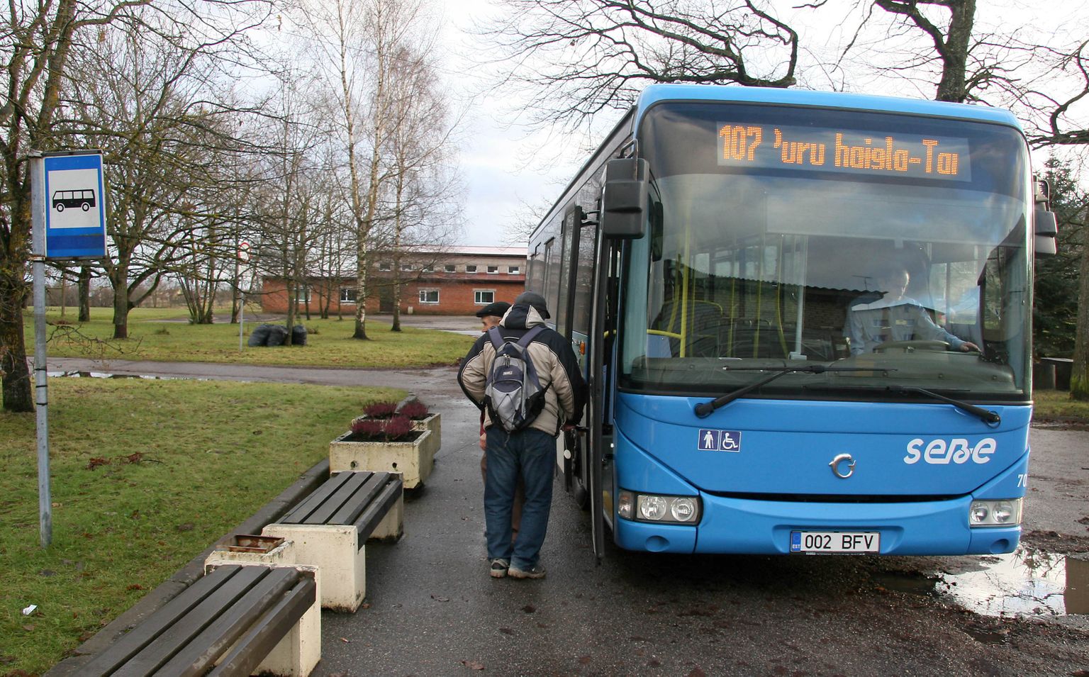 Начальная и конечная остановки автобусной линии 107 расположены на Йыхвиском автовокзале, и большая часть линейных километров тоже приходится на город Йыхви.