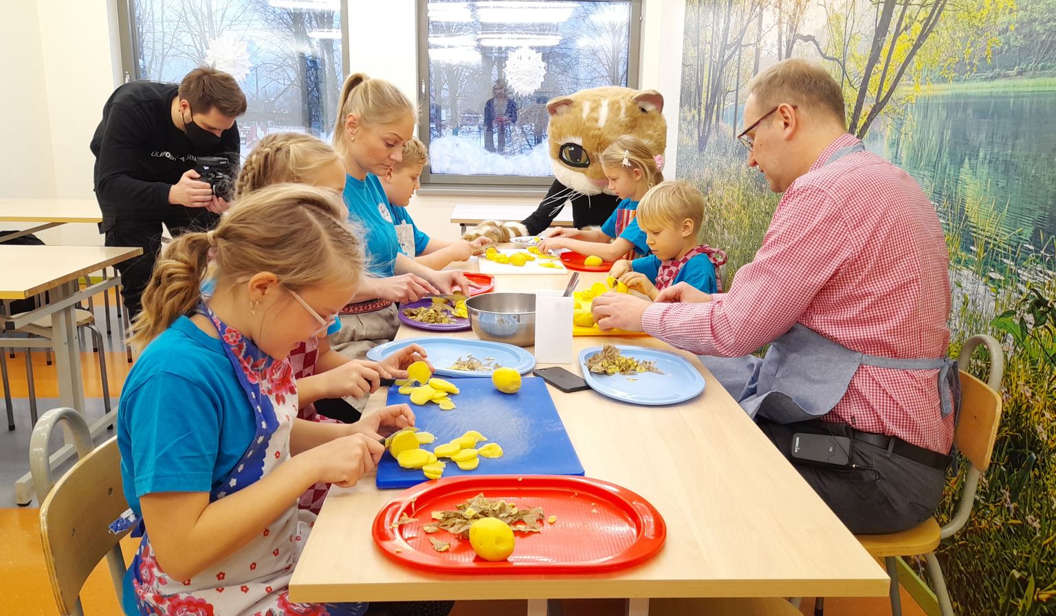 Minister Urmas Kruuse lastega räimevormi meisterdamas.