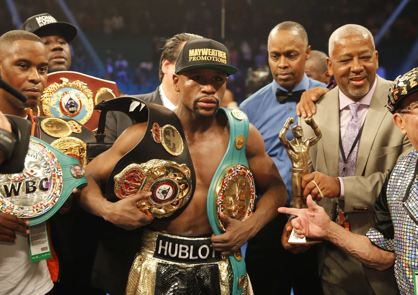 Floyd Mayweather jr tähistamas Manny Pacquiao alistamist.