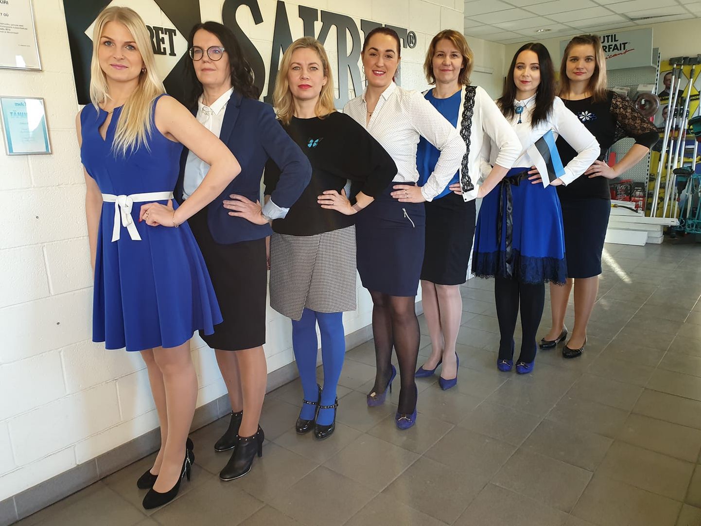 Sakreti naiskollektiiv riietus vabariigi sünnipäeva puhul sinimustvalgesse.