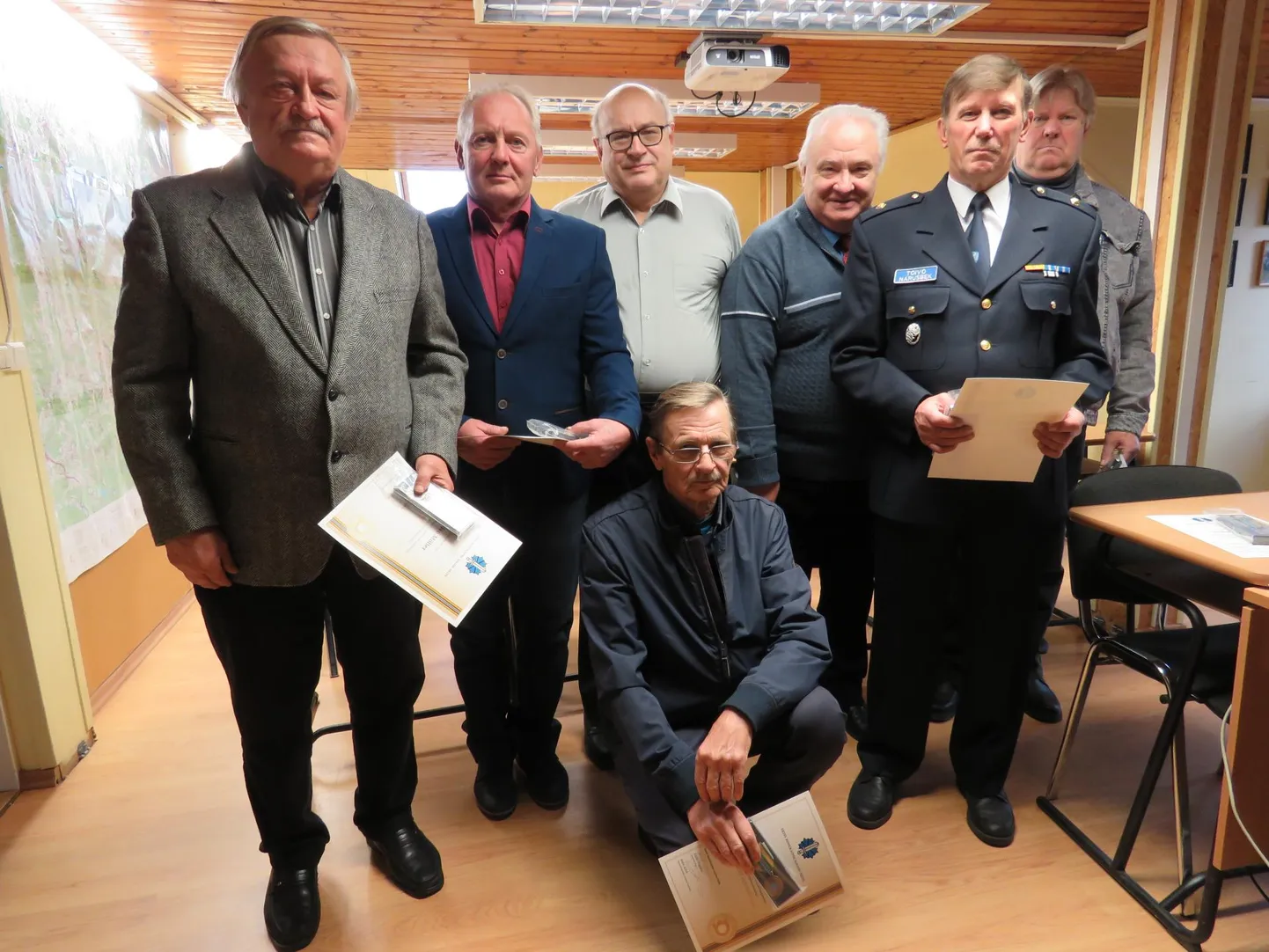 Mälestusmedalid anti kätte Kaitseliidu Põlva maleva õppeklassis. Tunnustusüritusest võtsid osa Taivo Möller (vasakul), Urmas Poom, Olavi Tomson, Aadu Jõgiaas, Toivo Narusbek, Andres Ehrlich ning kõigi ees kükitab Taivo Oinus.
 2 x Maarius Suviste