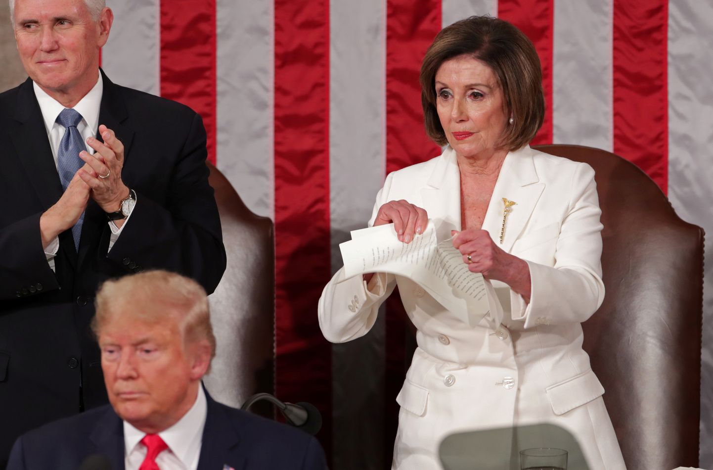 Esindajatekoja spiiker Nancy Pelosi rebis katki enda koopia president Donald Trumpi kõnest.