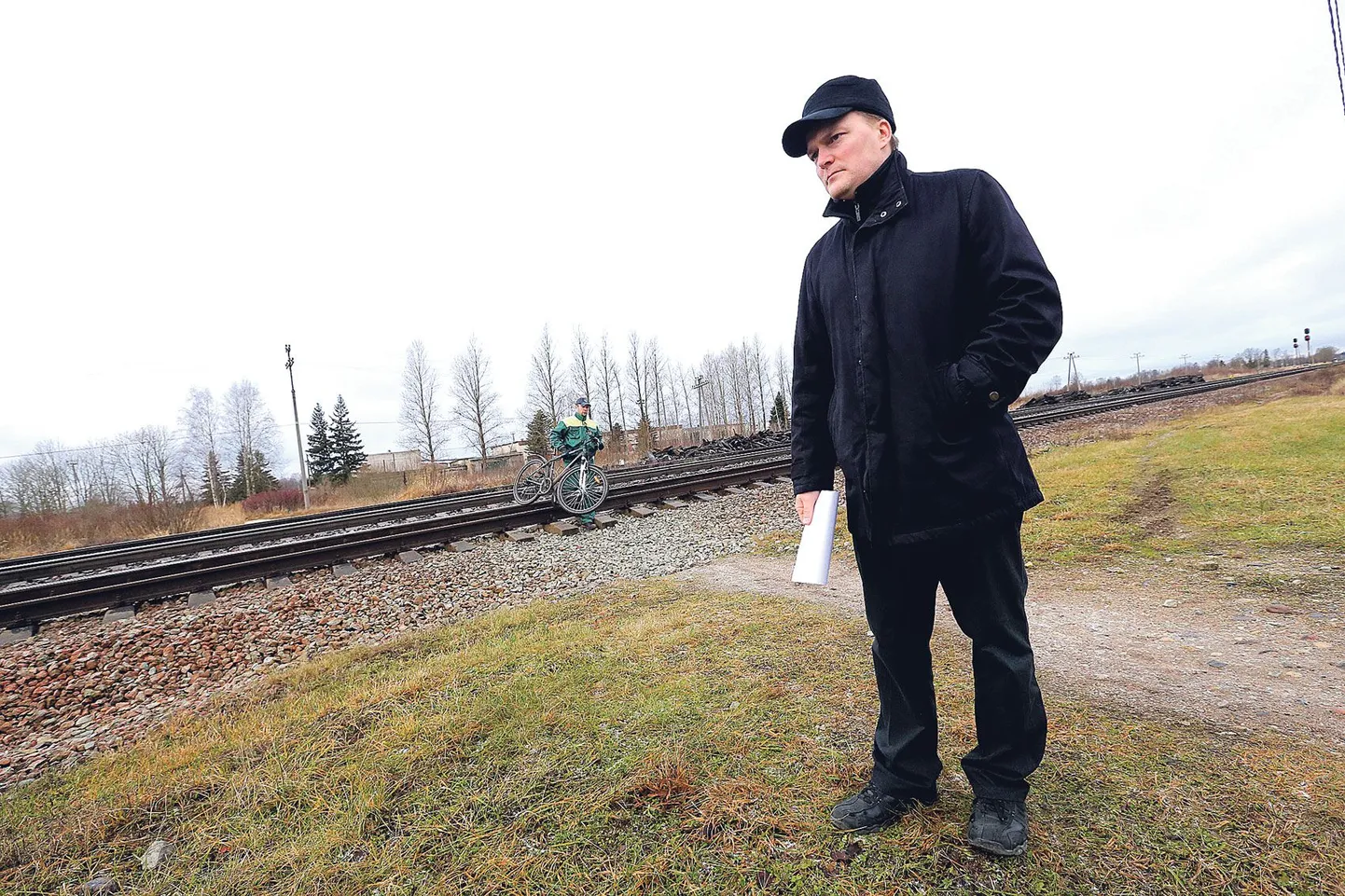 Tabivere vallavanem Tarmo Raudsepp näitas, kuhu vald tahab ehitada tunneli. Teisel pool raudteed asuvad suured ettevõtted ja sealt käib üle sadu inimesi päevas.