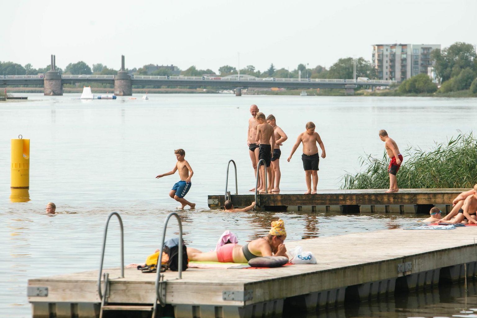 Linnakodaniku arvates tasuks Pärnu jõele rajada üks korralik väliujula, sest paarist sillajupikesest jääb palaval suvepäeval suure huviliste hulga tõttu tihti väheks.