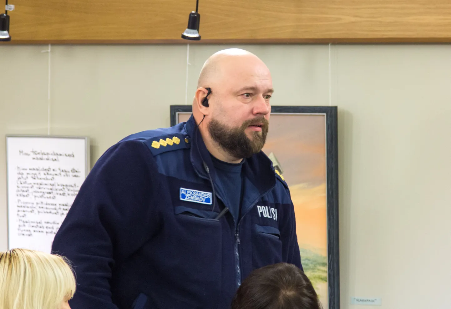 «Kahtluste korral võiks kohe politseiga nõu pidada, et saaksime vajadusel isikuid kontrollida,» rõhutas piirkonnapolitseinik Aleksander Zemskov
