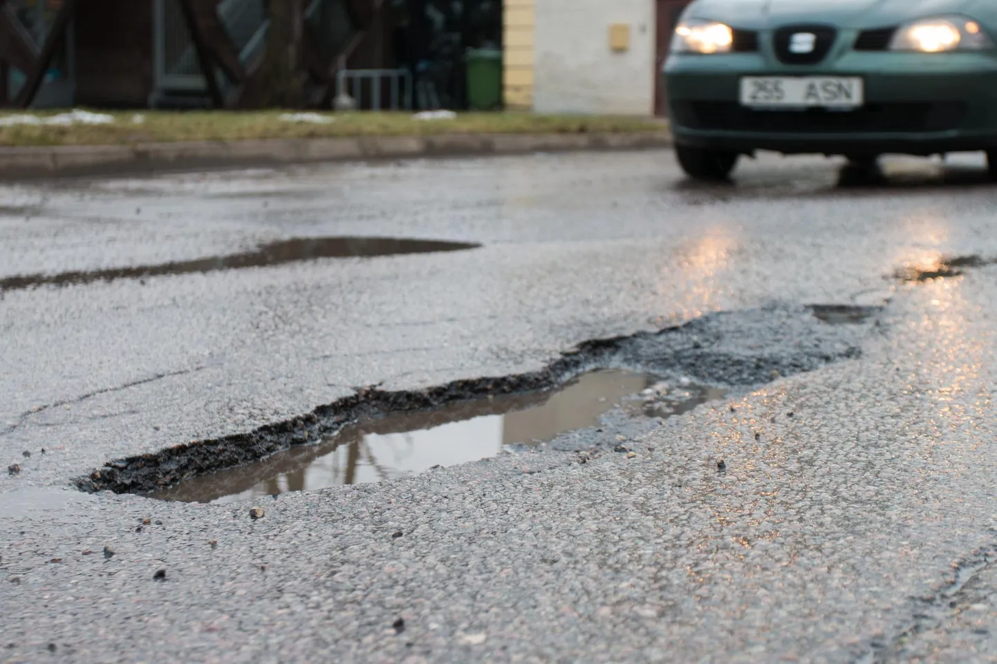 Sel talvel on 18 autoomanikku, kelle sõiduk on löökaugust läbi sõitmise tõttu viga saanud, pöördunud linnavalitsuse poole kahju hüvitamise nõudega.