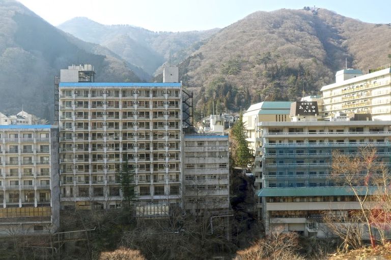 Mägedesse rajatud Kusatsu onsenilinnak, kus üksteisega konkureerivad suured hotellid.