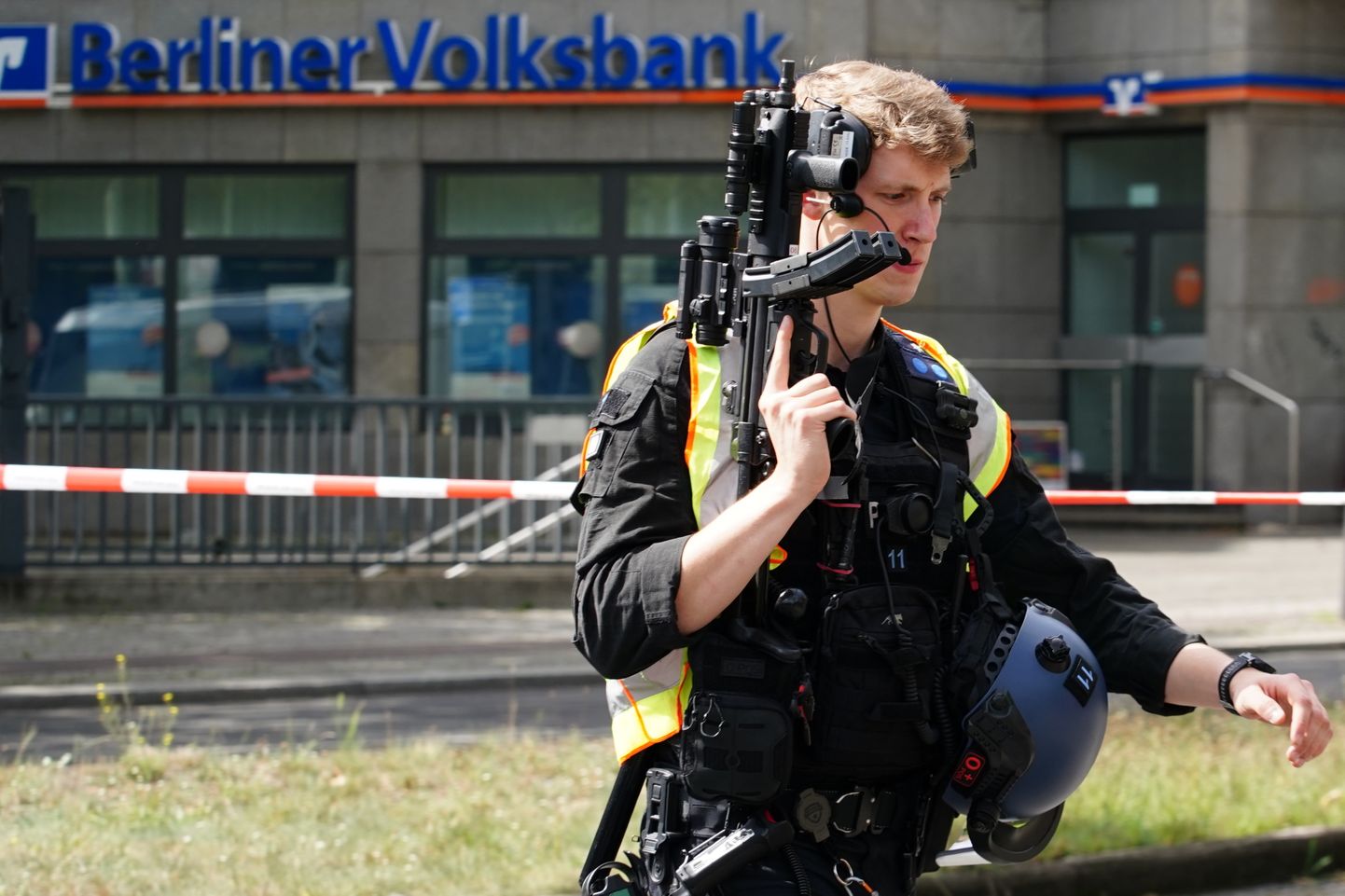Relvastatud politseinik Berliini Volksbanki juures 4. august 2020.