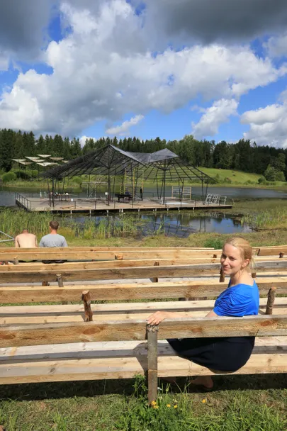 Tiiu Tamm istus korraks pikale pingile. Selliseid pingiridu ei ole varem suure järve ääres olnud.