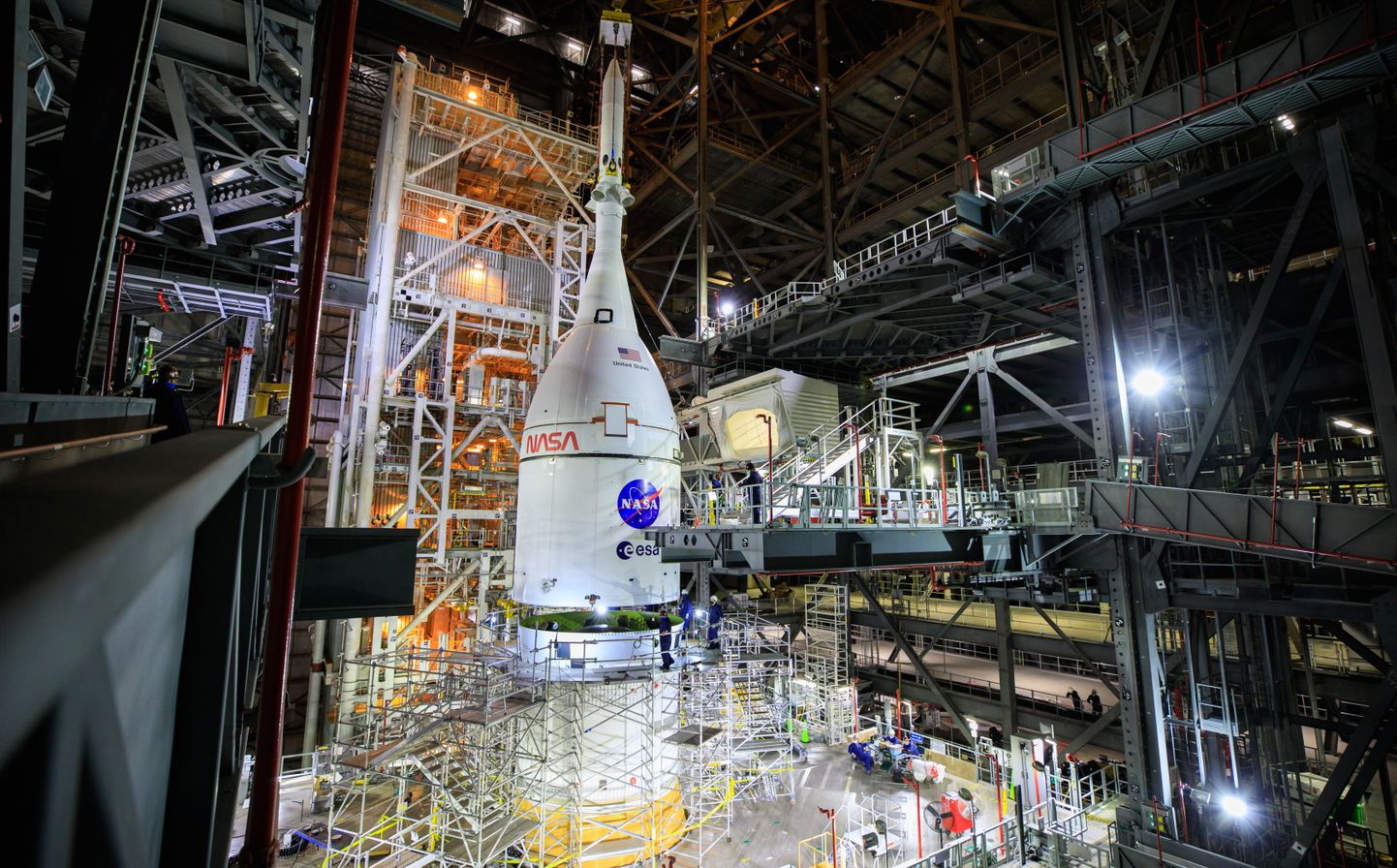NASA kosmoselaev Orion paigaldati Kennedy kosmosekeskuses kanderaketile.