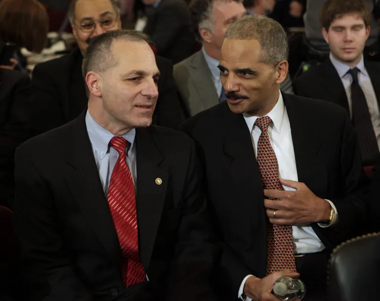FBI endine peadirektor Louis Freeh (vasakul) koos Barack Obama administratsiooni justiitsministri Eric Holdeniga.