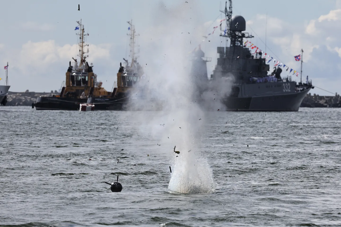 Имитация уничтожения морской мины во время репетиции военно-морского парада в Балтийске, Калининградская область, Россия, 28 июля 2022 года.