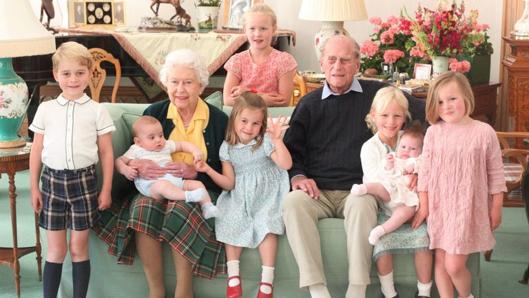 На снимке 2018 года, опубликованном королевской семьей, королева и принц Филипп с семью правнуками. Слева направо: принц Джордж, принц Луи, Саванна Филлипс (сзади), принцесса Шарлотта, Исла Филлипс, держащая Лену Тиндалл, и Миа Тиндалл.
