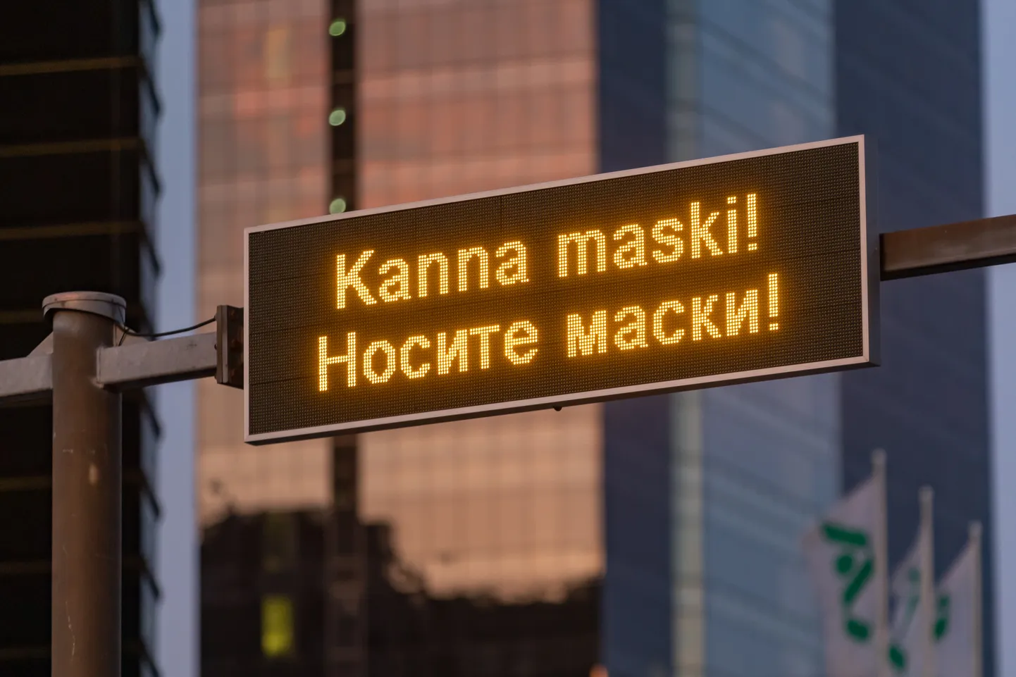 "Kanna maski"! Tallinna liiklusinfo tabloodel.