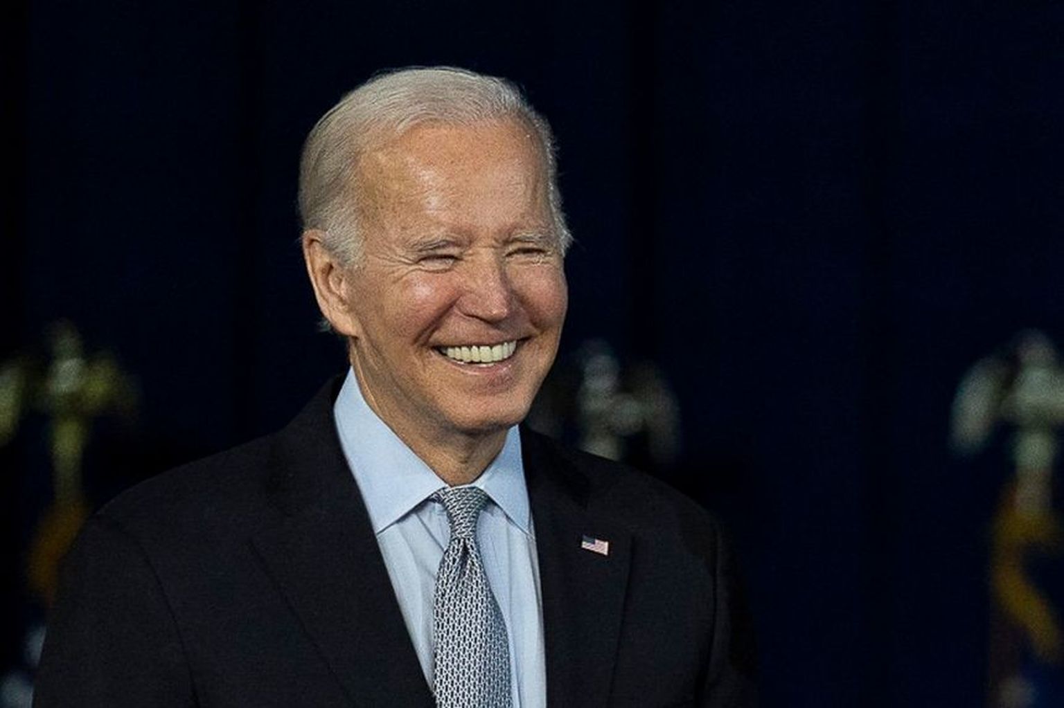 President Joe Biden nautimas oma abikaasa sõnavõttu Marylandi kubernerikandidaadi Wes Moore'i esmaspäevasel kampaaniakoosolekul.