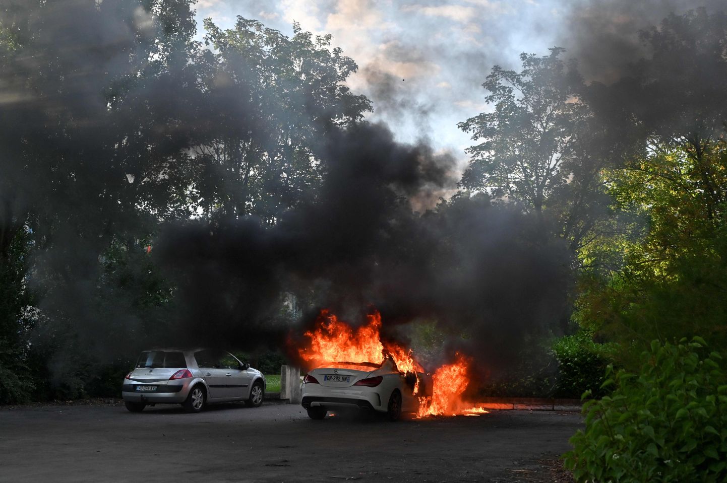 Eile süüdati Dijonis põlema prügikaste ja autosid.