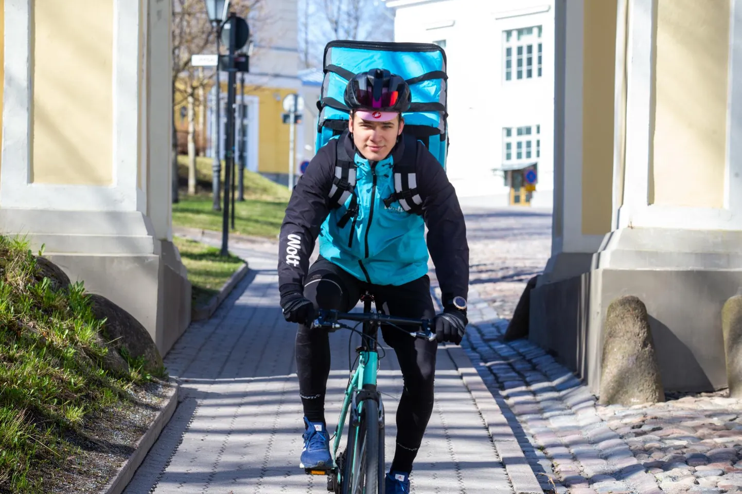 Wolti toidukuller, Tartu Ülikooli majandustudeng Marten Soeson laskumas Toomemäelt kesklinna, kus ootab kaasavõtmist ja kohale viimist järjekordne tellimus.