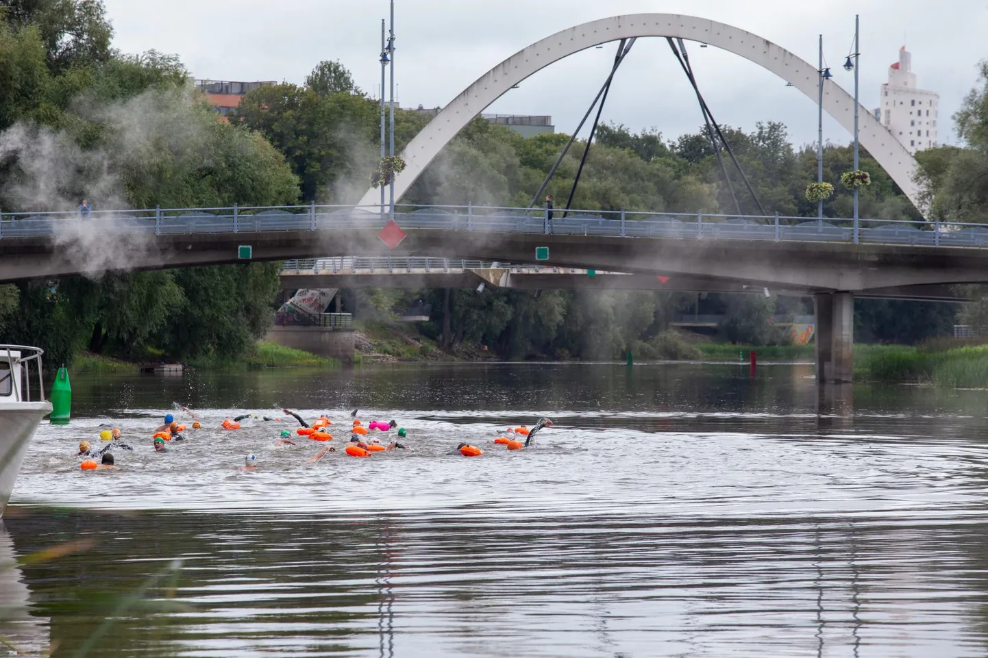 Tartu taliujujad korraldasid eile taas ujumismatka «7 silda», kus ujutakse Emajõelinna seitsme silla alt läbi.