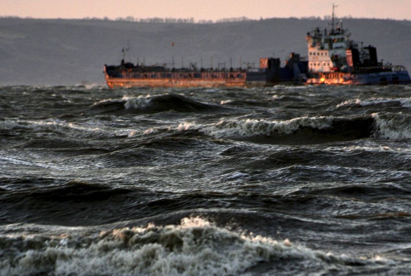 Rahutul merel õõtsuv kaubalaev Kavkazi sadama lähedal. Foto on illustreeriv.