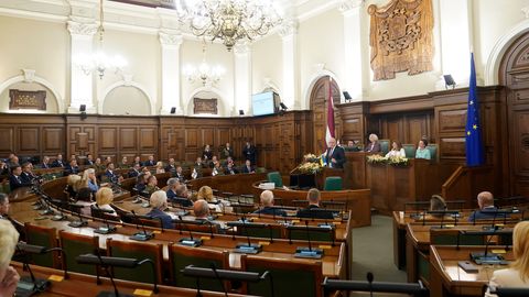 VIDEO ⟩ Sarkanās līnijas mainās pat vairākas reizes nedēļā – kādu valdību partijas redz pēc vēlēšanām