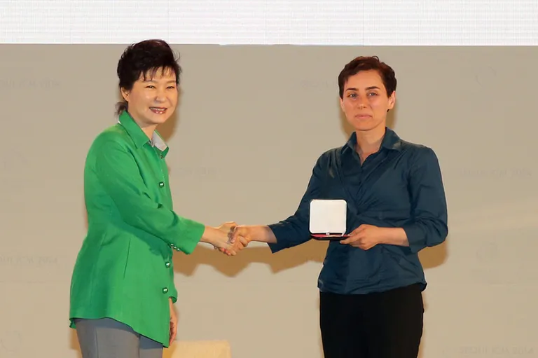 Lõuna-Korea president Park Geun-Hye andmas Maryam Mirzakhanile Fieldsi auhinda