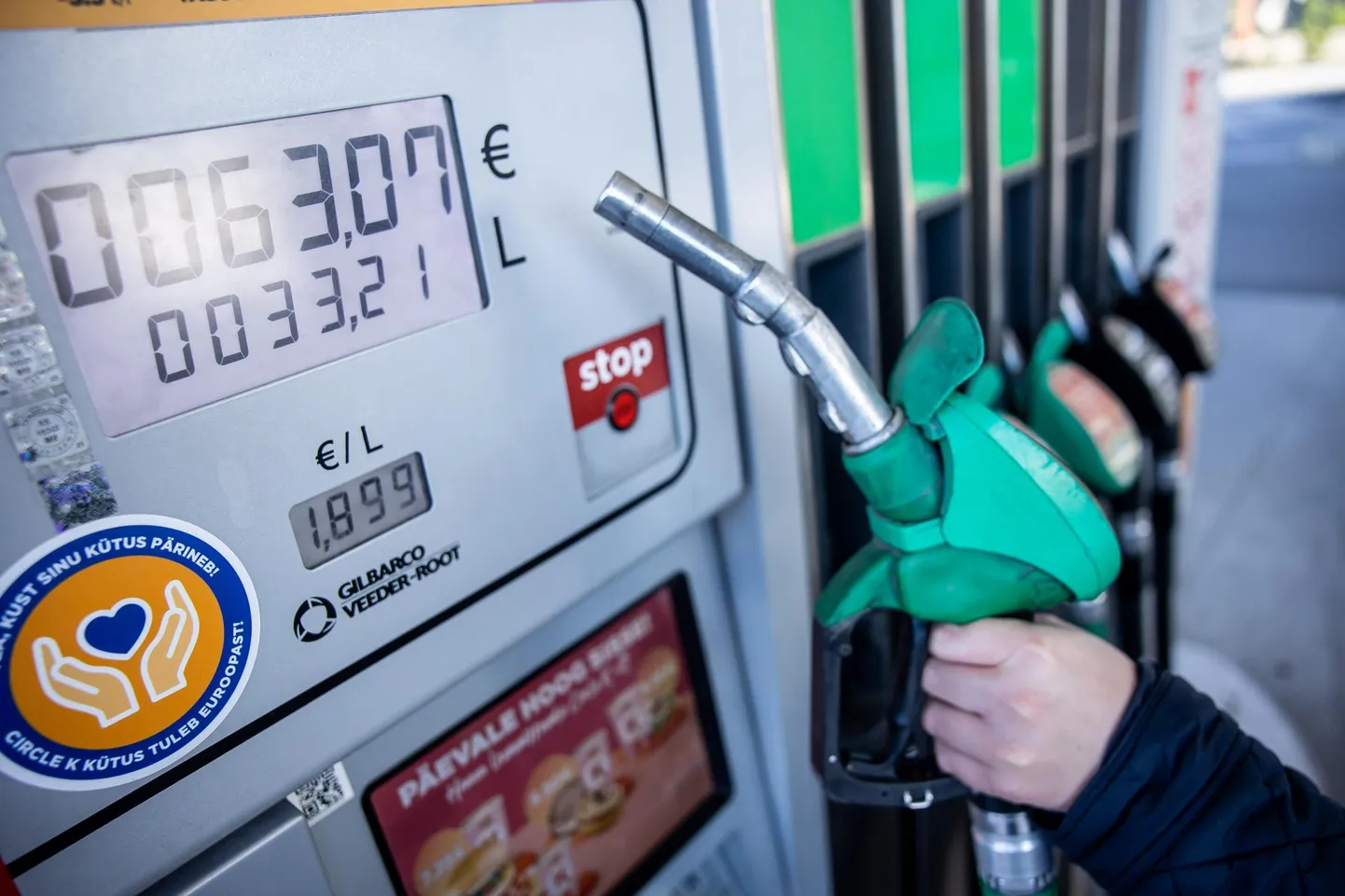 На крупных заправках литр 95-го бензина стоит 1,899 евро.