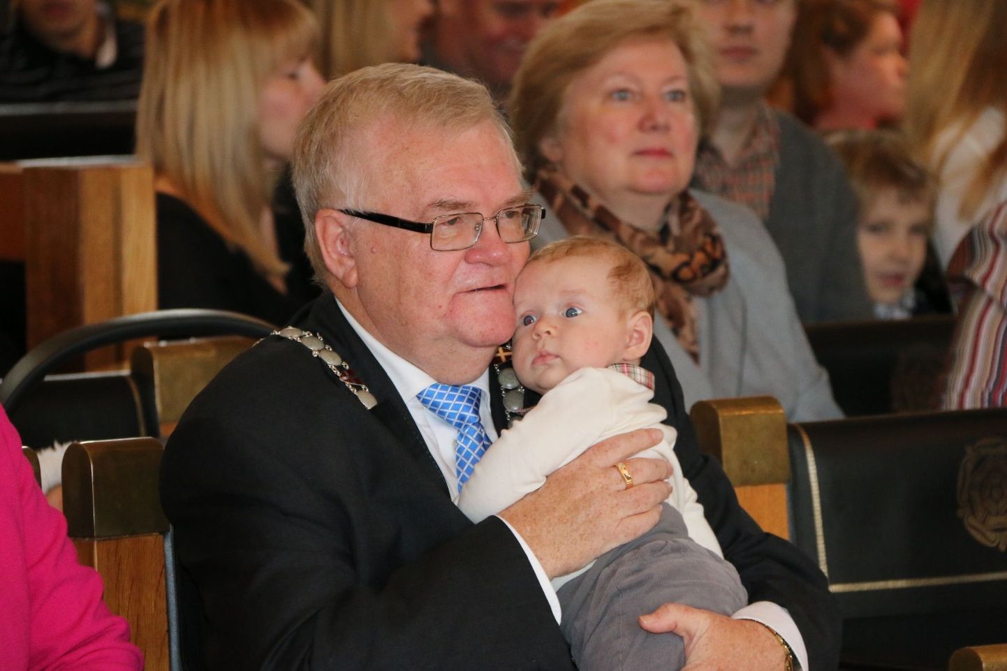 Tallinna linnapea Edgar Savisaar andis täna  raekojas üle nimetunnistused Tallinnas sündinud 48 lapsele
